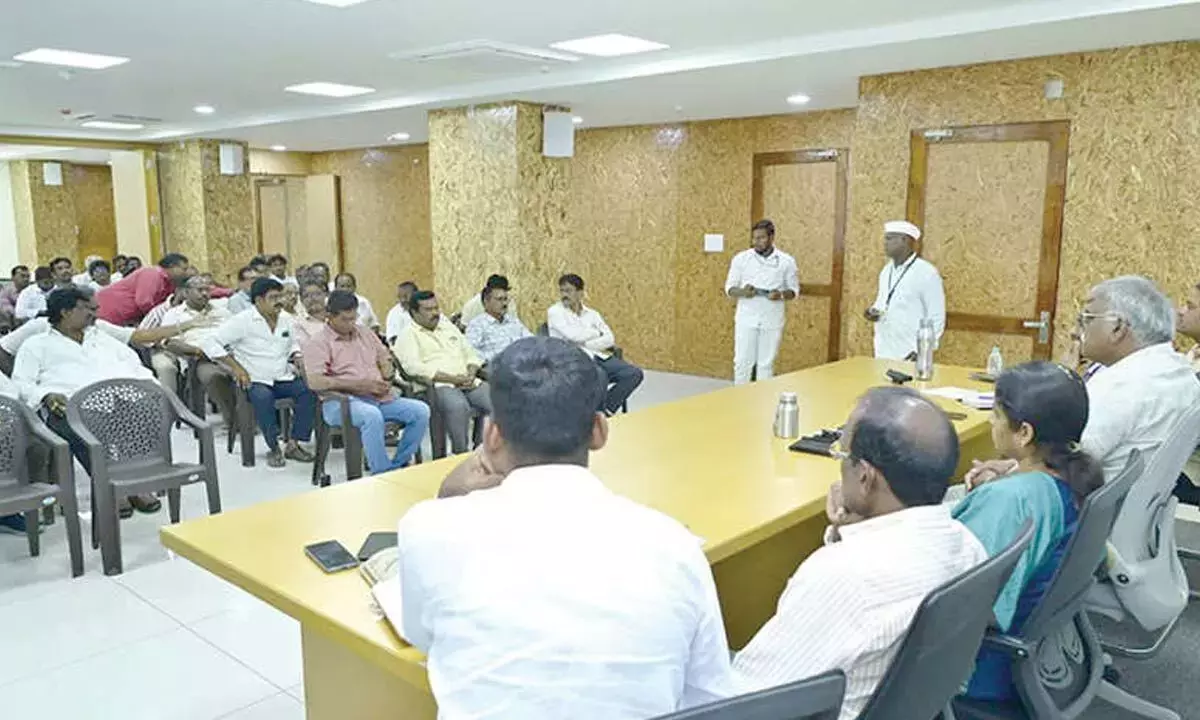 Andhra Pradesh : पटाखा विक्रेताओं से सुरक्षा मानदंडों का पालन करने को कहा गया Andhra Pradesh : पटाखा विक्रेताओं से सुरक्षा मानदंडों का पालन करने को कहा गया