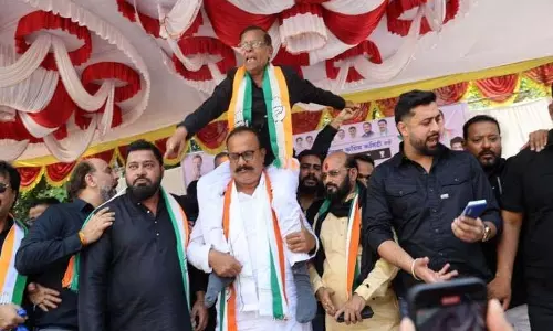 Congress अध्यक्ष ने मोदी की तस्वीर साझा करने के लिए मामा पगारे को सम्मानित किया Congress अध्यक्ष ने मोदी की तस्वीर साझा करने के लिए मामा पगारे को सम्मानित किया