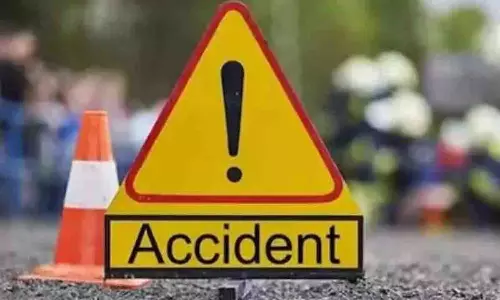 Kovur राष्ट्रीय राजमार्ग पर निजी ट्रैवल्स की बस पलटी, कई घायल Kovur राष्ट्रीय राजमार्ग पर निजी ट्रैवल्स की बस पलटी, कई घायल