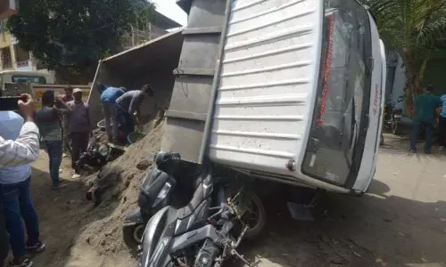 डम्पर पलटा, युवक बाल-बाल बचा
