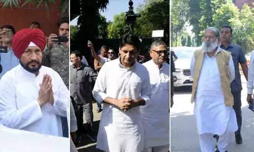 कांग्रेस नेताओं और वरिष्ठ पुलिस अधिकारियों ने दिवंगत IPS अधिकारी के घर जाकर परिवार को सांत्वना दी