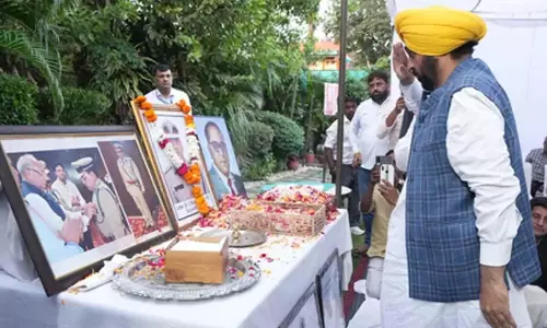 हरियाणा सरकार ‘ब्लू-आइड’ अधिकारियों को बचा रही, पीड़ित परिवार को न्याय हरियाणा सरकार ‘ब्लू-आइड’ अधिकारियों को बचा रही, पीड़ित परिवार को न्याय