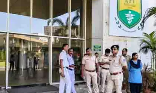 Durgapur सामूहिक बलात्कार: मेडिकल कॉलेज ने पीड़िता को समर्थन दिया Durgapur सामूहिक बलात्कार: मेडिकल कॉलेज ने पीड़िता को समर्थन दिया