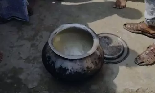 Anganwadi कार्यकर्ता के यहां सड़े हुए भोजन को लेकर ग्रामीणों का प्रदर्शन Anganwadi कार्यकर्ता के यहां सड़े हुए भोजन को लेकर ग्रामीणों का प्रदर्शन