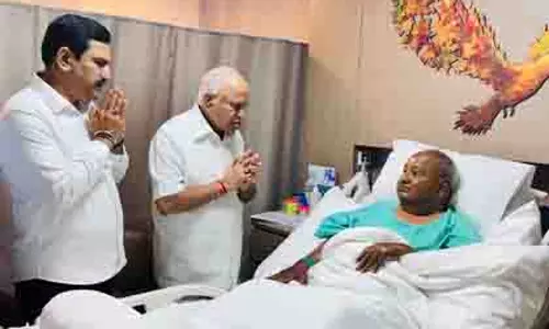येदियुरप्पा, विजयेंद्र ने अस्पताल में पूर्व PM से मुलाकात की येदियुरप्पा, विजयेंद्र ने अस्पताल में पूर्व PM से मुलाकात की