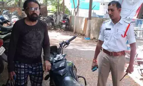 Karimnagar में बाइक सवार ने 79,845 रुपये के 277 लंबित चालान जमा किए
