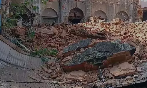 Burdwan होम्योपैथी कॉलेज की इमारत ढहने से हंगामा Burdwan होम्योपैथी कॉलेज की इमारत ढहने से हंगामा