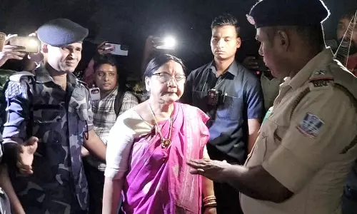 महिला आयोग की सदस्य ने पीड़िता से मिलने के बाद पुलिस और कॉलेज की आलोचना की