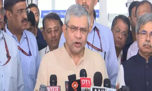 अखिलेश यादव के फेसबुक अकाउंट सस्पेंड होने पर IT मंत्री अश्विनी वैष्णव ने कहा, इसमें सरकार की कोई भूमिका नहीं अखिलेश यादव के फेसबुक अकाउंट सस्पेंड होने पर IT मंत्री अश्विनी वैष्णव ने कहा, इसमें सरकार की कोई भूमिका नहीं