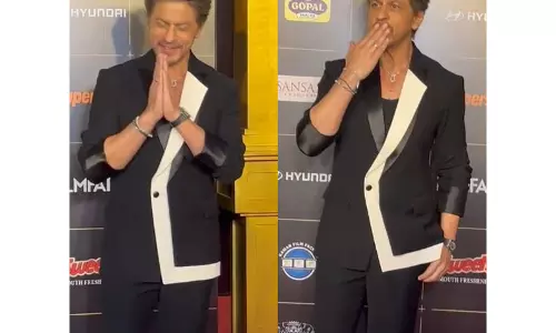 Shah Rukh Khan ने 70वें फिल्मफेयर अवॉर्ड्स में काले सूट में किया ग्लैमरस एंट्री