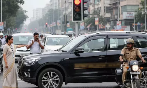 ट्रैफिक नियम तोड़ते दिखे मंत्री के बेटे, डीसी ने दिया कार्रवाई का आदेश ट्रैफिक नियम तोड़ते दिखे मंत्री के बेटे, डीसी ने दिया कार्रवाई का आदेश