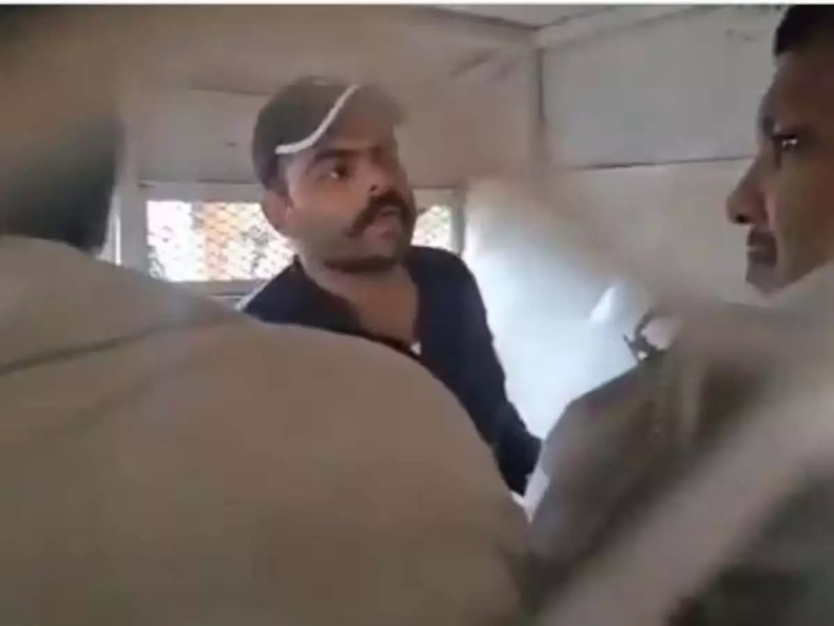 मीडियाकर्मियों से बात करने का मौका दिया आरोपी को, पुलिस अधिकारी सस्पेंड मीडियाकर्मियों से बात करने का मौका दिया आरोपी को, पुलिस अधिकारी सस्पेंड