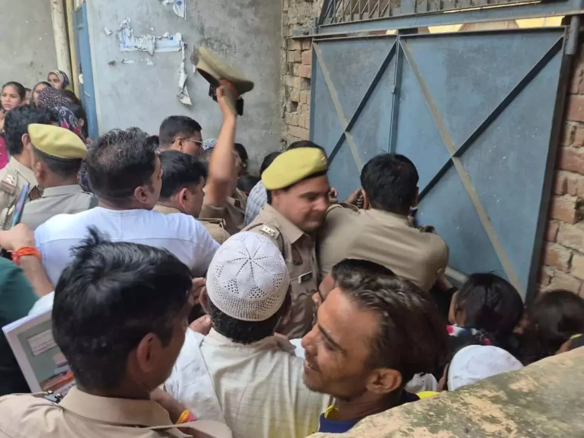 मौलाना की पत्नी और बेटों की हत्या, मस्जिद के आसपास भारी तनाव मौलाना की पत्नी और बेटों की हत्या, मस्जिद के आसपास भारी तनाव