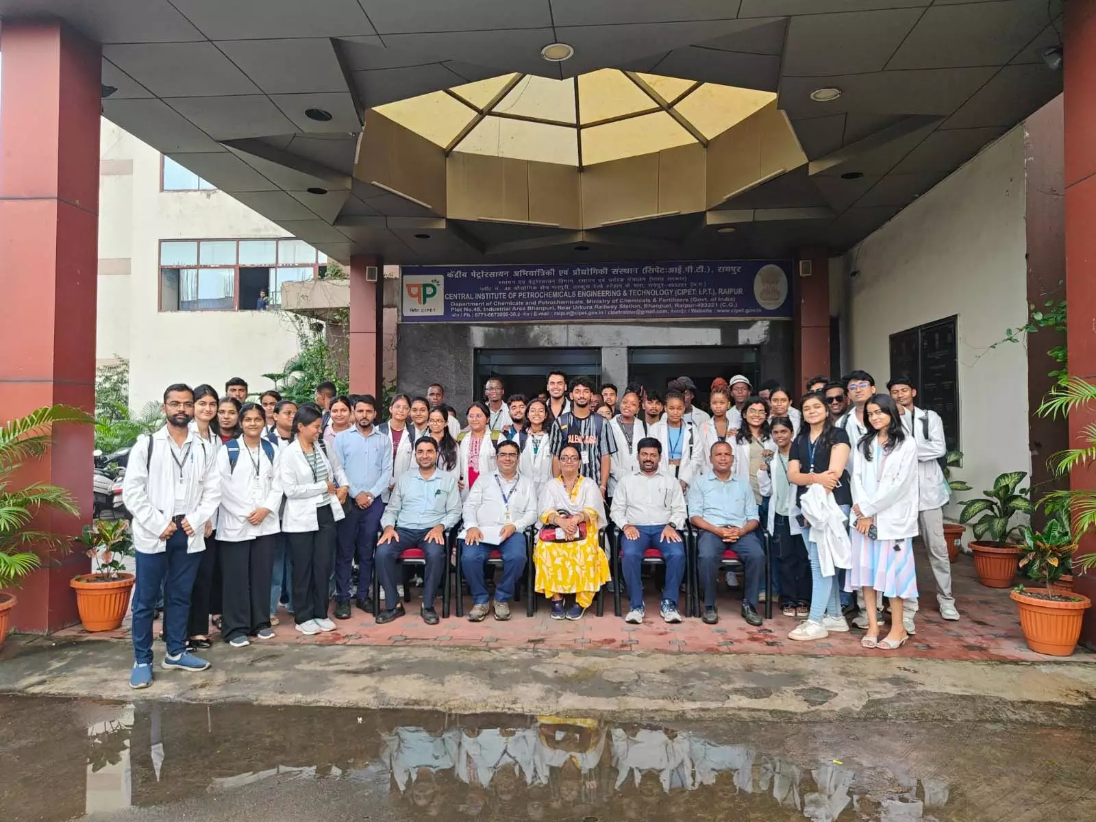 मैट्स विश्वविद्यालय के विज्ञान छात्रों ने किया सिपेट रायपुर में औद्योगिक भ्रमण मैट्स विश्वविद्यालय के विज्ञान छात्रों ने किया सिपेट रायपुर में औद्योगिक भ्रमण