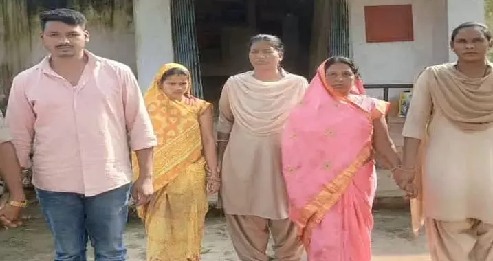 एक ही परिवार की 2 महिलाएं और एक पुरुष गांजा तस्करी मामले में गिरफ्तार एक ही परिवार की 2 महिलाएं और एक पुरुष गांजा तस्करी मामले में गिरफ्तार