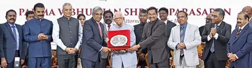 वरिष्ठ अधिवक्ता परासरन कानूनी पेशे में एक उत्कृष्ट व्यक्तित्व हैं: SC के न्यायाधीशों ने उनकी प्रशंसा की वरिष्ठ अधिवक्ता परासरन कानूनी पेशे में एक उत्कृष्ट व्यक्तित्व हैं: SC के न्यायाधीशों ने उनकी प्रशंसा की