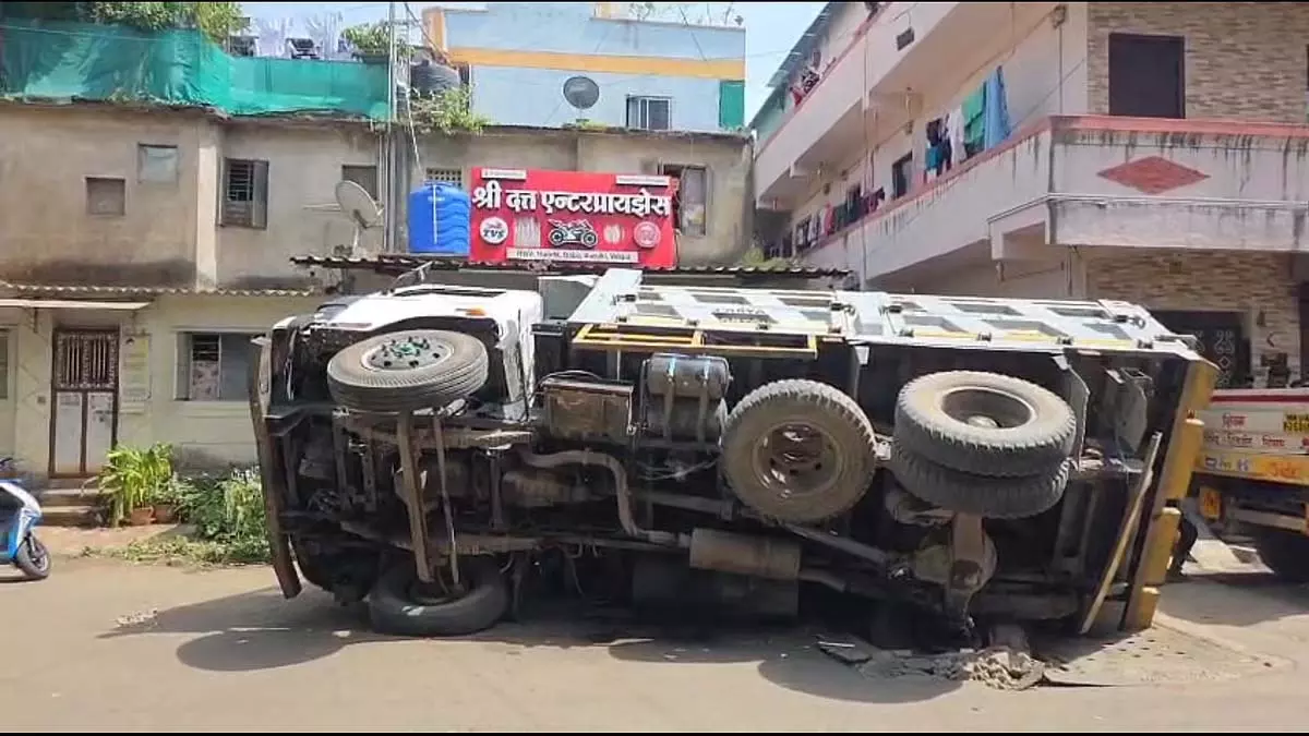Pimpri-Chinchwad: वल्लभ नगर में डंपर पलटने से बाल-बाल बचा युवक Pimpri-Chinchwad: वल्लभ नगर में डंपर पलटने से बाल-बाल बचा युवक
