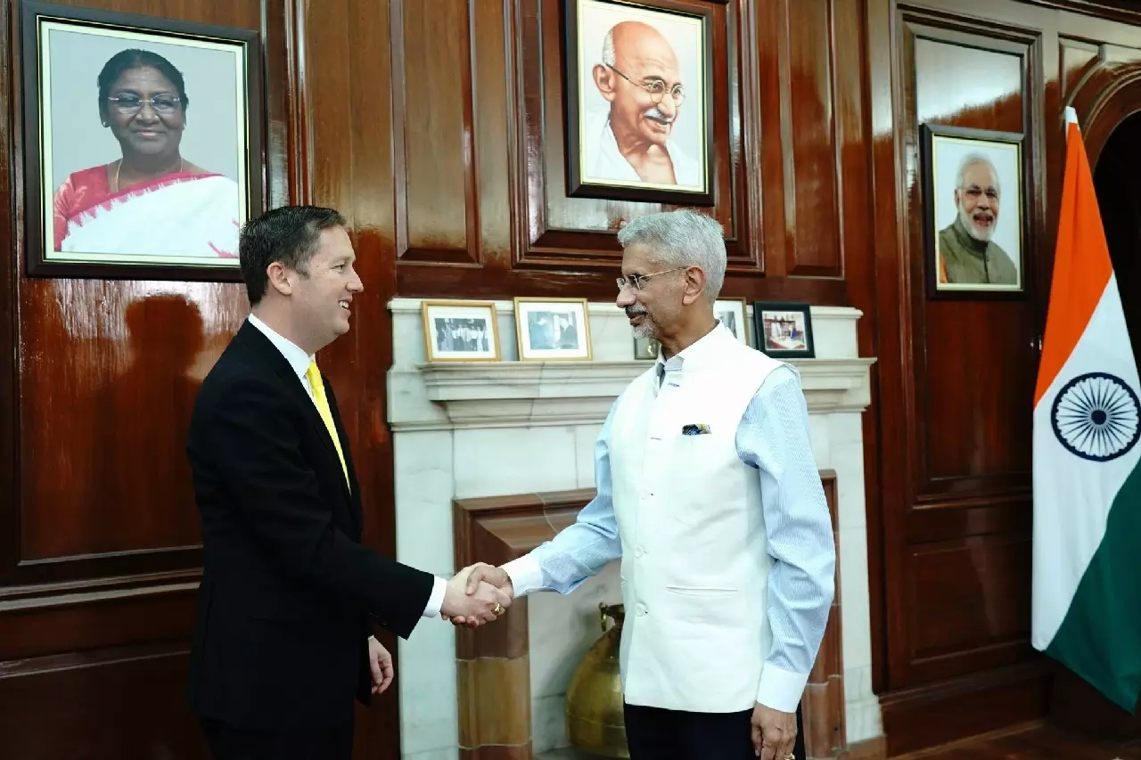 जयशंकर और सर्जियो गोर की मुलाकात में द्विपक्षीय रिश्तों पर फोकस जयशंकर और सर्जियो गोर की मुलाकात में द्विपक्षीय रिश्तों पर फोकस