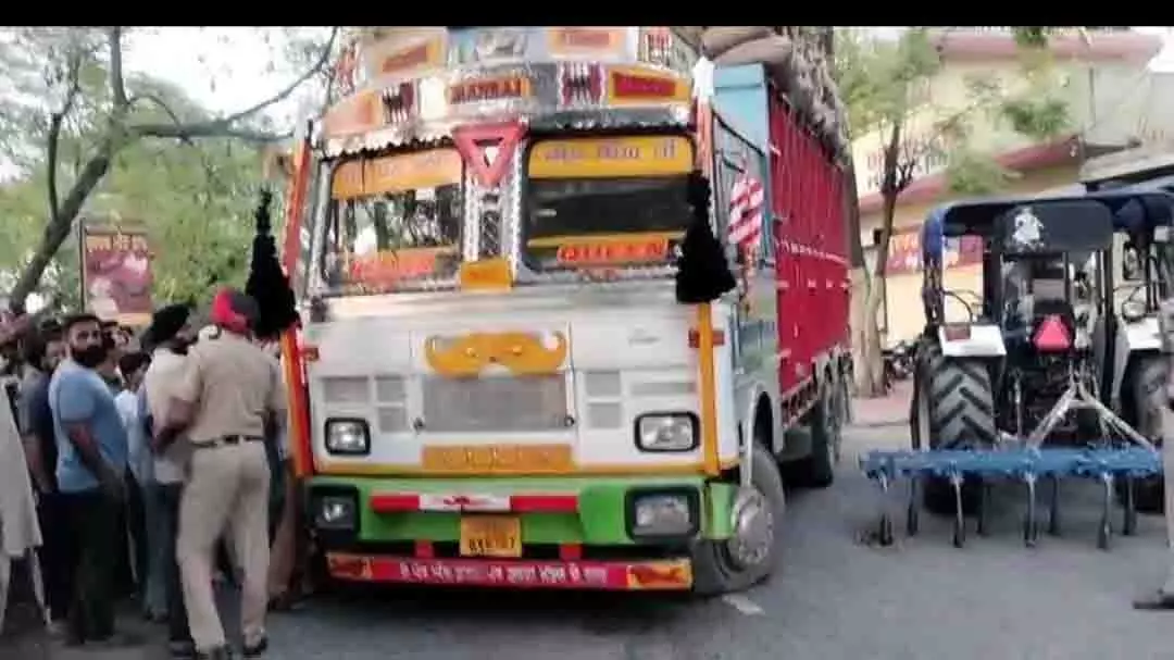 Punjab:बस का इंतजार कर रही 16 वर्षीय लड़की को ओवरलोड ट्रक ने रौंदा Punjab:बस का इंतजार कर रही 16 वर्षीय लड़की को ओवरलोड ट्रक ने रौंदा