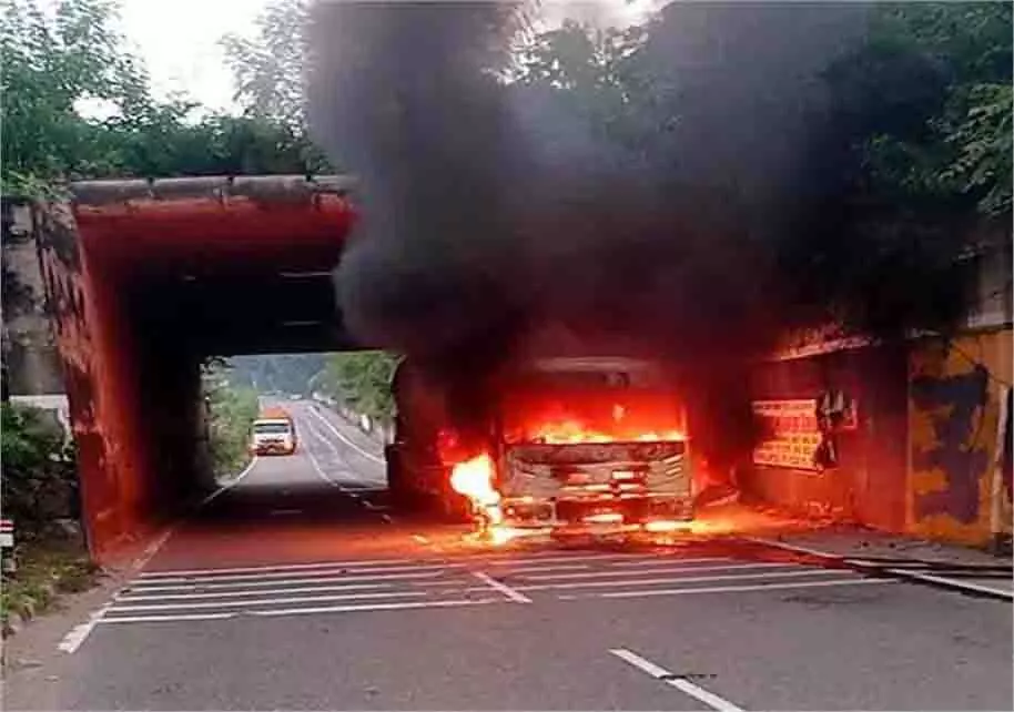 Kangra:सीमैंट भरे टैंकर के कैबिन में लगी भीषण आग, ड्राइवर ने कूदकर बचाई जान Kangra:सीमैंट भरे टैंकर के कैबिन में लगी भीषण आग, ड्राइवर ने कूदकर बचाई जान