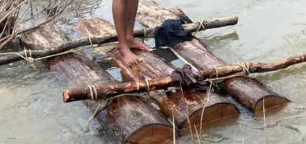 सागौन के लट्ठे बरामद, नदी से हो रही तस्करी नाकाम सागौन के लट्ठे बरामद, नदी से हो रही तस्करी नाकाम