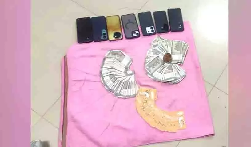 Kukatpally police ने हॉस्टल में जुआ खेलते हुए सात लोग गिरफ्तार, 97,370 रुपये जब्त किए Kukatpally police ने हॉस्टल में जुआ खेलते हुए सात लोग गिरफ्तार, 97,370 रुपये जब्त किए