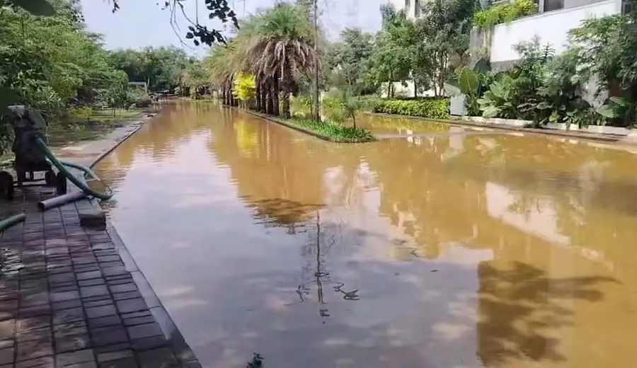 भारी बारिश: राजकालुवे का पानी घरों में घुस गया भारी बारिश: राजकालुवे का पानी घरों में घुस गया
