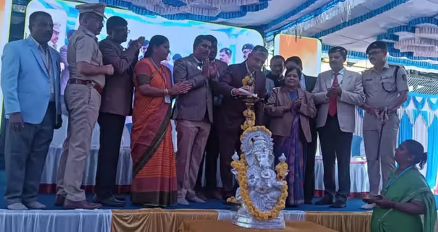 इंटरनेट का उपयोग सीमित करें: उच्च न्यायालय के न्यायमूर्ति ई.एस. इंद्रेश का सुझाव इंटरनेट का उपयोग सीमित करें: उच्च न्यायालय के न्यायमूर्ति ई.एस. इंद्रेश का सुझाव