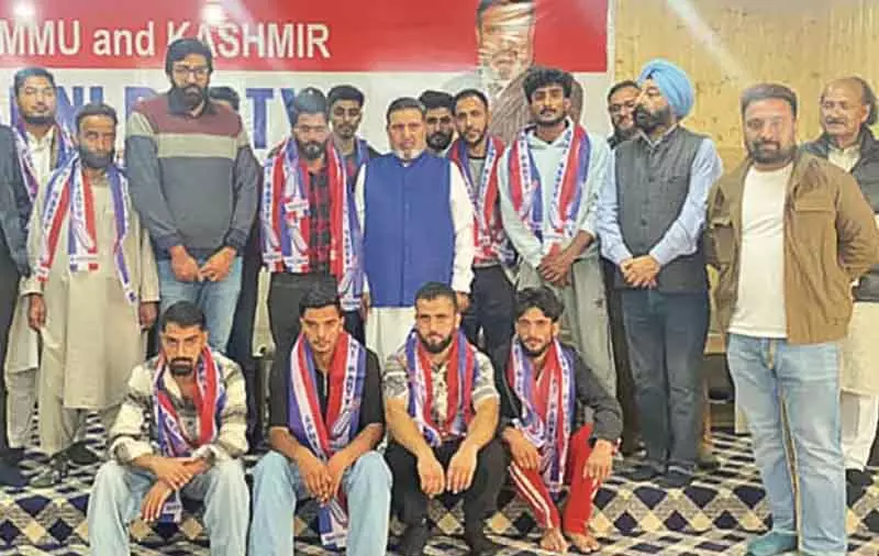 अल्ताफ बुखारी ने बडगाम से नए सदस्यों का अपनी पार्टी में स्वागत किया अल्ताफ बुखारी ने बडगाम से नए सदस्यों का अपनी पार्टी में स्वागत किया