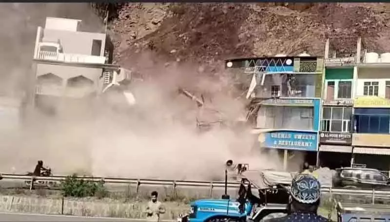 उधमपुर में नरसू-समरोली भूस्खलन से होटल समेत कई इमारतें ढहीं उधमपुर में नरसू-समरोली भूस्खलन से होटल समेत कई इमारतें ढहीं