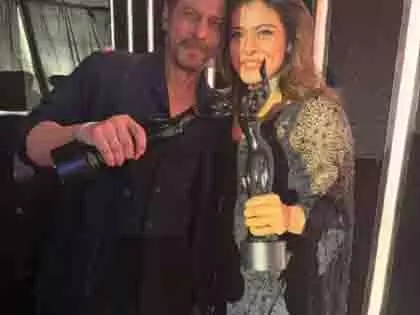 SRK ने की काजोल की तारीफ, बोले- बीमार थीं फिर भी निभाया वादा SRK ने की काजोल की तारीफ, बोले- बीमार थीं फिर भी निभाया वादा