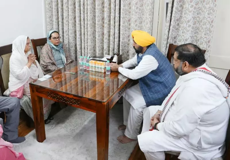 Haryana : आईपीएस अधिकारी के परिजनों ने शव को स्थानांतरित करने की निंदा की Haryana : आईपीएस अधिकारी के परिजनों ने शव को स्थानांतरित करने की निंदा की