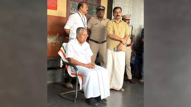 Kerala CM पिनाराई विजयन को ट्रेन की देरी में स्टेशन पर 30 मिनट इंतजार Kerala CM पिनाराई विजयन को ट्रेन की देरी में स्टेशन पर 30 मिनट इंतजार