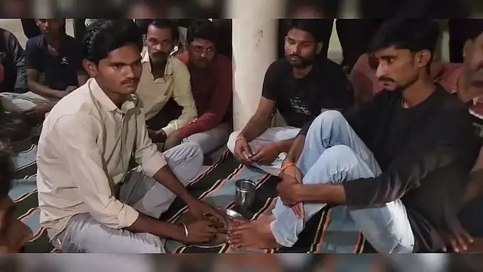MP : दमोह में दलित युवक को ब्राह्मण के पैर धोने और वही पानी पीने के लिए मजबूर किया MP : दमोह में दलित युवक को ब्राह्मण के पैर धोने और वही पानी पीने के लिए मजबूर किया