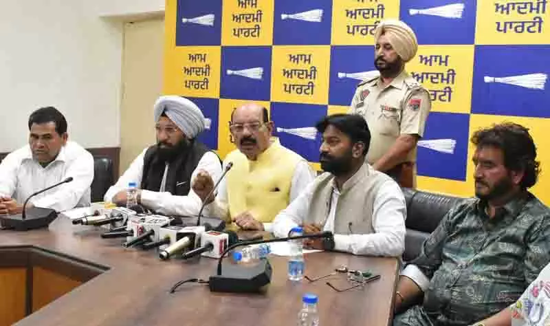 कैबिनेट मंत्री मोहिंदर भगत ने BJP सरकार पर दलित विरोधी होने का आरोप लगाया कैबिनेट मंत्री मोहिंदर भगत ने BJP सरकार पर दलित विरोधी होने का आरोप लगाया