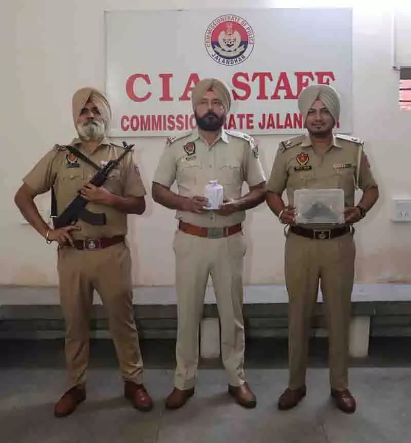CIA स्टाफ ने हेरोइन और अवैध बंदूक के साथ दो लोगों को पकड़ा CIA स्टाफ ने हेरोइन और अवैध बंदूक के साथ दो लोगों को पकड़ा