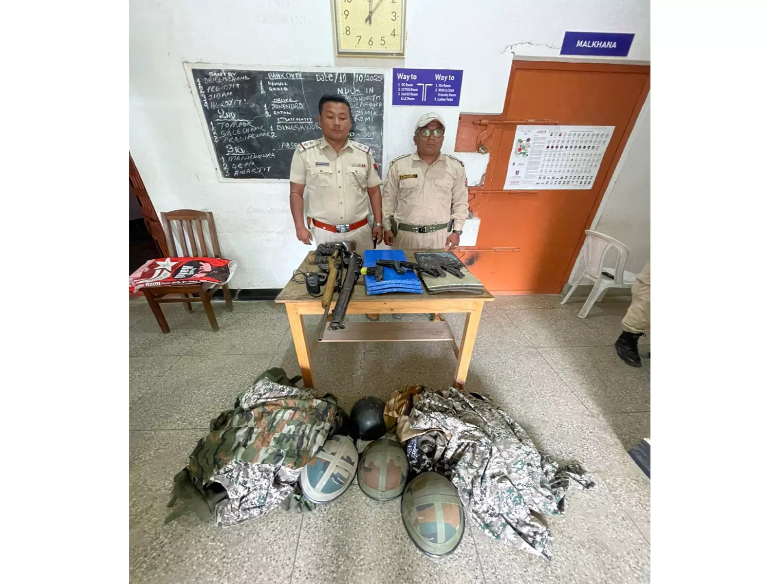 Manipur: सुरक्षा बलों ने इंफाल पश्चिम में तलाशी अभियान के दौरान दो राइफलें, गोला-बारूद बरामद किया Manipur: सुरक्षा बलों ने इंफाल पश्चिम में तलाशी अभियान के दौरान दो राइफलें, गोला-बारूद बरामद किया
