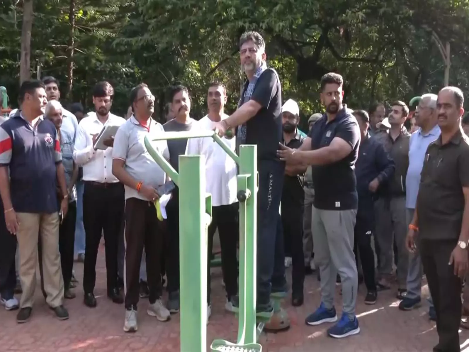 Karnataka: उप मुख्यमंत्री डीके शिवकुमार ने बेंगलुरु नादिगे कार्यक्रम के दौरान नागरिकों से बातचीत की Karnataka: उप मुख्यमंत्री डीके शिवकुमार ने बेंगलुरु नादिगे कार्यक्रम के दौरान नागरिकों से बातचीत की