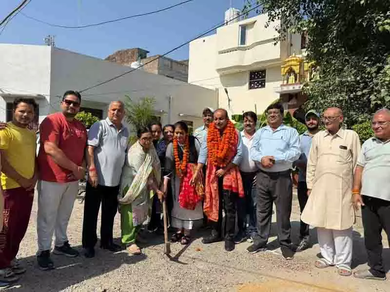 कांग्रेस पार्षद Uma Beri ने सेंट्रल टाउन में सड़क निर्माण कार्य का शुभारंभ किया कांग्रेस पार्षद Uma Beri ने सेंट्रल टाउन में सड़क निर्माण कार्य का शुभारंभ किया