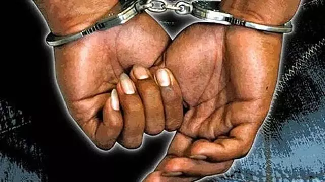प्रोफेसर के घर से 1.5 करोड़ की लूट: 7 आरोपी गिरफ्तार प्रोफेसर के घर से 1.5 करोड़ की लूट: 7 आरोपी गिरफ्तार