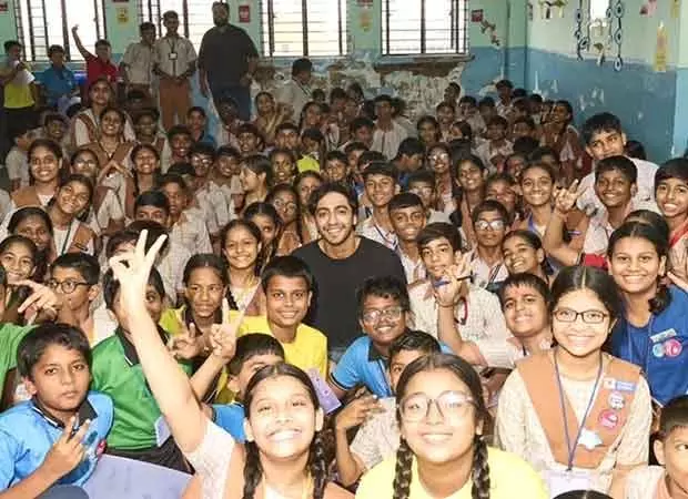 Saiyaara स्टार अहान पांडे ने मुस्कुराहट, गानों और सपनों से मुंबई के एक क्लासरूम को रोशन किया Saiyaara स्टार अहान पांडे ने मुस्कुराहट, गानों और सपनों से मुंबई के एक क्लासरूम को रोशन किया