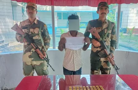 भारत-बांग्लादेश बॉर्डर पर BSF ने 2.82 करोड़ रुपए के सोने के साथ तस्कर को पकड़ा भारत-बांग्लादेश बॉर्डर पर BSF ने 2.82 करोड़ रुपए के सोने के साथ तस्कर को पकड़ा