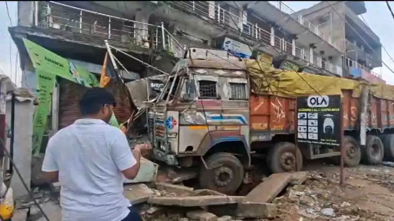 Bolangir में ट्रक गैराज से टकराया, चालक घायल 2 दुकानें क्षतिग्रस्त Bolangir में ट्रक गैराज से टकराया, चालक घायल 2 दुकानें क्षतिग्रस्त