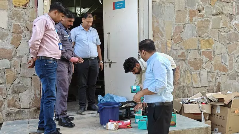 Haryana : त्यौहारी सीजन में फतेहाबाद में असुरक्षित मिठाइयों पर कार्रवाई Haryana : त्यौहारी सीजन में फतेहाबाद में असुरक्षित मिठाइयों पर कार्रवाई