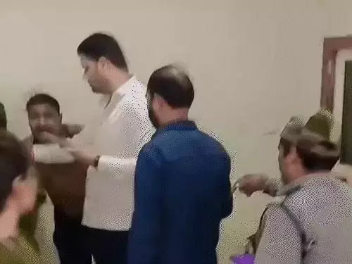 प्रमोशन देने का समय आया तो महिला बाउंसरों से पिटवाया, पीड़ित कर्मचारी का आरोप प्रमोशन देने का समय आया तो महिला बाउंसरों से पिटवाया, पीड़ित कर्मचारी का आरोप