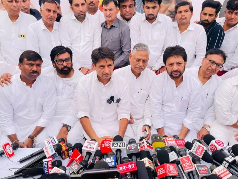 Haryana : अधिकारी का परिवार अब तक की जांच से संतुष्ट नहीं दीपेंद्र Haryana : अधिकारी का परिवार अब तक की जांच से संतुष्ट नहीं दीपेंद्र