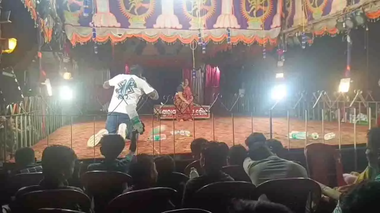 Angul: लक्ष्मी पूजा में दर्शकों ने कलाकारों पर फेंकी पानी की बोतलें Angul: लक्ष्मी पूजा में दर्शकों ने कलाकारों पर फेंकी पानी की बोतलें
