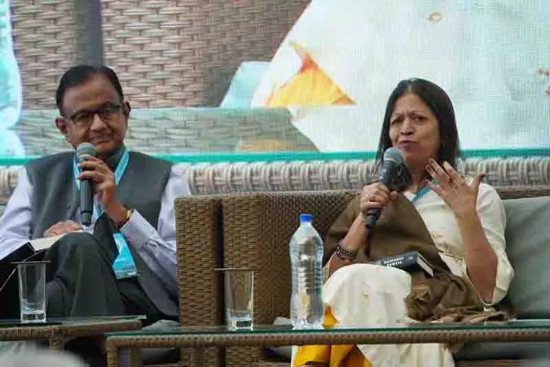 CM Sukhu ने 26 उन्नत एम्बुलेंस को हरी झंडी दिखाई CM Sukhu ने 26 उन्नत एम्बुलेंस को हरी झंडी दिखाई