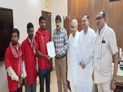 रायपुर स्टेशन के कुलियों ने समाप्त किया प्रदर्शन रायपुर स्टेशन के कुलियों ने समाप्त किया प्रदर्शन