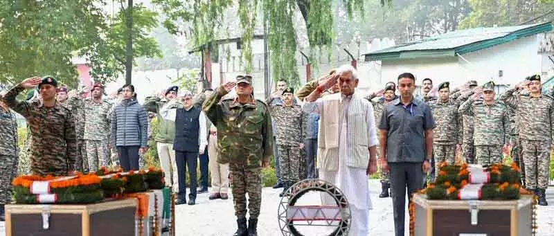 कोकेरनाग में शहीद हुए दो सैनिकों को श्रद्धांजलि दी गई कोकेरनाग में शहीद हुए दो सैनिकों को श्रद्धांजलि दी गई
